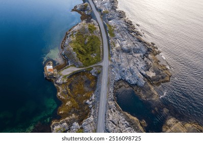 Atlanterhavsvegen Atlantic Ocean Road วิวจากมุมสูง ทิวทัศน์ธรรมชาติทางตอนเหนือของนอร์เวย์ที่งดงาม และผลงานชิ้นเอกการก่อสร้างทางหลวงสมัยใหม่ในยามพระอาทิตย์ตกดิน ฤดูร้อนที่นอร์เวย์