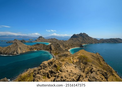 Bukit Cinta, que significa "colina del amor" en indonesio, es un mirador popular cerca de Labuan Bajo, ubicado en la isla de Flores en Indonesia. Es conocido por sus espectaculares vistas panorámicas de los alrededores.