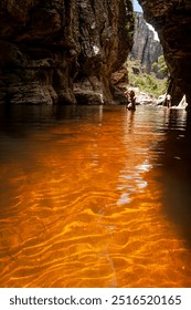 người, đang ở trong một vùng nước, chụp ảnh những vách đá hùng vĩ, Serra do Funil, Minas Gerais, ánh sáng mặt trời chiếu sáng khung cảnh thanh bình