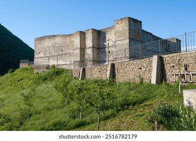 Vue de l'ancienne forteresse des Sept Frères et d'une Sœur par une matinée ensoleillée de mai. Khuchni. République du Daghestan
