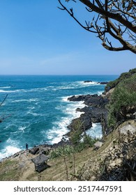 Ovo je plaža Menganti koja se nalazi u selu Karangduwur, okrug Ayah, Regency Kebumen.