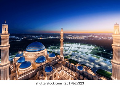 Zonsonderganglandschap met grote witte moskee in Astana, Kazachstan, luchtfoto van bovenaf.