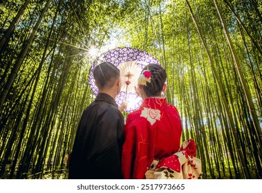 Coppia che indossa il kimono, il tradizionale costume giapponese, mentre scatta foto sul fiume Katsuga - Arashiyama, Kyoto.