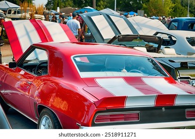Rückansicht von Oldtimer-Muscle-Cars bei der Show.