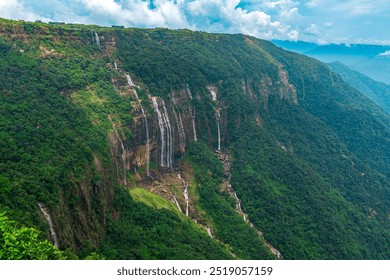 Les chutes d'eau des Sept Sœurs à Cherrapunji, Meghalaya, entourées de forêts verdoyantes pendant la mousson