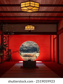 Interijer kuće, crveni interijer s prozorom koji gleda na hram Meigetsu-in u Kamakuri, Japan. Okrugla prozorska ploča unutar japanskog Rinzai Zen hrama.