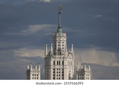 อาคารเขื่อน Kotelnicheskaya ซึ่งเป็นหนึ่งในตึกระฟ้ากลุ่ม Seven Sisters ของมอสโก ตั้งตระหง่านเป็นสัญลักษณ์ของสถาปัตยกรรมยุคโซเวียต