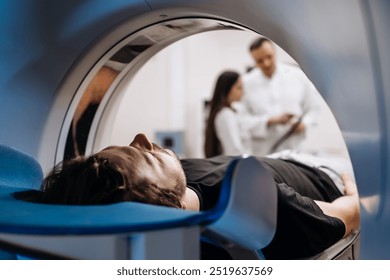 A páciens MRI- vagy CT-vizsgálaton esik át, miközben az orvosok felülvizsgálják a képeket egy modern diagnosztikai központban. Ez a jelenet rávilágít a fejlett technológia és az egészségügyi ellátás közötti szinergiára a pontos diagnózis érdekében.