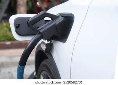 Stanica za punjenje električnih automobila. Hibridni automobil Električna punionica na parkiralištu. Punjenje električnih automobila na parkingu i punionici. Električna utičnica. Prijevoz EV