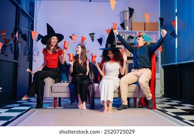 Festa de Halloween alegre no escritório com colegas de trabalho fantasiados, comemorando com bebidas e risadas, promovendo o trabalho em equipe e o espírito festivo