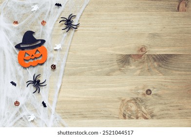 Fundo de Halloween. Teia de aranha, aranhas e decorações de jack sorridente como símbolos de Halloween no fundo de madeira