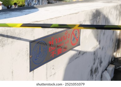 një shenjë nga afër në një mur, f1.8 anamorfike, ushtar vietnam me skateboard, pixiv 3dcg, urë mbi ujë, moment bruh, Bangkok, shpatë e drejtuar nga qielli, paralajmërim, harta UV