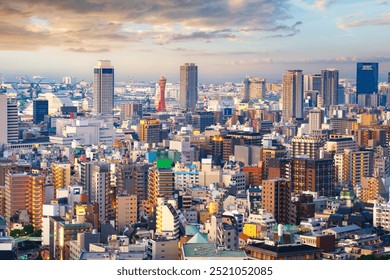 Il denso skyline della città di Kobe, Giappone, al tramonto.