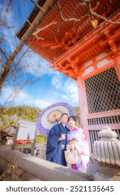 Coppia che indossa il kimono mentre scatta foto nell'antica capitale Kyoto, in Giappone.