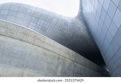 Edificio moderno con esterno in cemento e metallo che mostra un design architettonico unico e futuristico