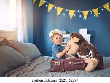 กะลาสี ห้องนอน และภาพเหมือนของเด็กกับตุ๊กตาหมีสำหรับเล่นสนุกและจินตนาการที่บ้าน เด็กผู้ชาย มีความสุข และกระเป๋าที่มีสัตว์ตุ๊กตาในบ้านสำหรับการผจญภัยแฟนตาซี เครื่องแต่งกาย และการเดินทางสมมติ