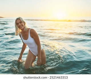Mulher, retrato e respingos na praia para o verão, férias e relaxamento para férias com o pôr do sol de Miami. Oceano, menina e maiô com ondas, mar e viagem ou aventura para nadar no céu azul para o intervalo