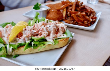 Abendessen mit Hummerbrötchen und Fish and Chips