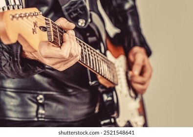 Repriza rock glazbenog sastava. Glazbeni festival. Čovjek svira gitaru.