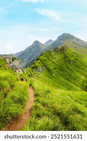 Caminhadas nas montanhas Fagaras no pico Iezerul Caprei sobre as montanhas dos Cárpatos da estrada serpentina Transfagarasan. Paisagem de montanhas