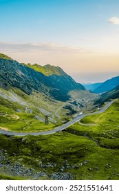 Fagaras-gebergte met Transfagarasan-kronkelweg in Sibiu County, Roemenië. Tansfaragasan-weg in de Karpaten. Bovenaanzicht
