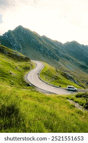 Fagaras-gebergte met Transfagarasan-kronkelweg in Sibiu County, Roemenië. Tansfaragasan-weg in de Karpaten. Bovenaanzicht