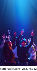 Des amis à la fête d'Halloween dans une boîte de nuit, posant avec leurs costumes effrayants, dansant joyeusement et profitant de l'ambiance effrayante. Concept d'Halloween, vacances, fête, loisirs