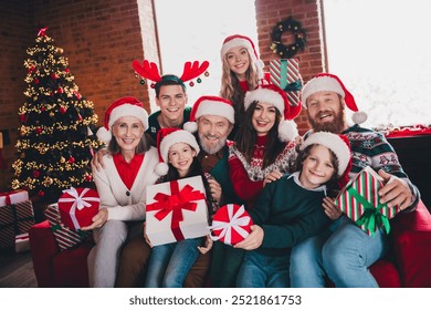 Potret mesra keluarga damai duduk sofa memegang kotak hadiah berkumpul meraikan tahun baru xmas flat dalam rumah