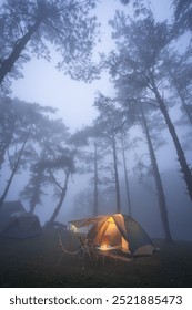 Gyönyörű táj a ködben reggel a Camp Car Camping Site természetben a Huai Nam Dang Nemzeti Parkban, a híres utazási attrakció helyén Chiang Maiban, Észak-Thaiföldön.