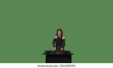 녹색 배경의 스튜디오에서 음악을 믹싱하는 여성 DJ