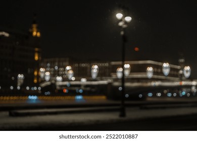Rozostrené rozmazané bokeh svetiel nočného mesta v zimnom meste