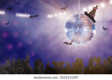 Soirée disco d'Halloween dans une boîte de nuit. Boule disco sorcière et chauve-souris. Groupe d'amies dansant et célébrant les vacances. Foule de filles lors d'une fête amusante. Invitation à une soirée dansante.