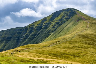 A Pen-y-Fan felszálló túrázók a Brecon Beacons-ban a Cwm Gwdi gerincről az északi oldalon