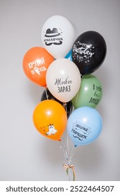 jarki baloni sa željama "Možeš ti to", "Živi sada", "Umri muški", "Najbolje tek dolazi", "Zgodan", "Kul momak"