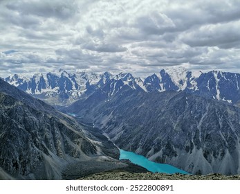 krajina, hora, hory, vrcholy, sneh, zasnežené vrcholy, zamračená obloha, dobrodružstvo, horolezectvo, turistika, aktívny