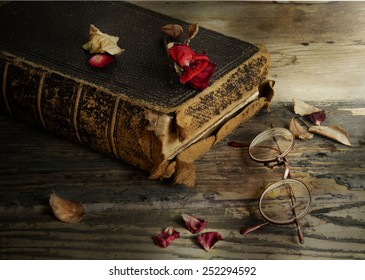 古い本、メガネ、ドライフラワー、木製のテーブルの葉