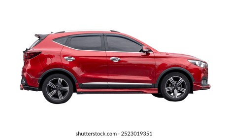 Bočni pogled na mali crveni SUV automobil izoliran je na bijeloj pozadini s izrezanom stazom.