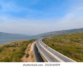 Autocesta M6, brza cesta pokrajine Nakhon Ratchasima - Bang Pa-in. Rijeka i planina Lam Ta Khong. Snimak dronom slikovitog krajolika ruralnog prometa. Nakhon Ratchasima Tajland. Autocesta Korat