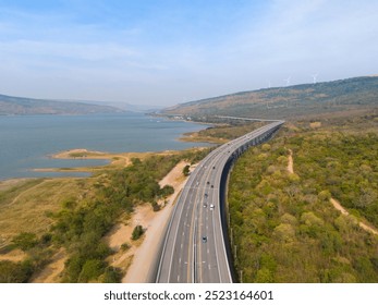 M6 高速道路、ナコンラチャシマ県 - バンパイン。ラムタコン川と山。風光明媚な田園地帯の交通をドローンで撮影。タイのナコンラチャシマ。コラート高速道路