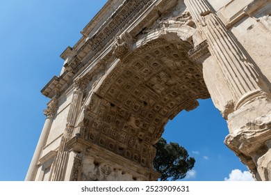Konštantínov oblúk je 21-metrový víťazný oblúk v Ríme s tromi oblúkmi zdobenými bojovými reliéfmi. Postavený v roku 315 AD, Forum Romanum, Taliansko