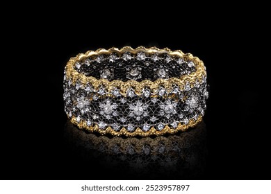 Diamantarmband mit vielen Steinen und Gold auf schwarzem Hintergrund. Designerschmuck
