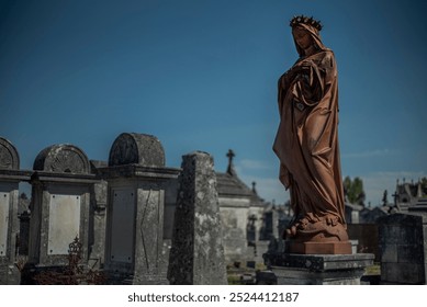 Tradičný cintorín vo Francúzsku. Žiadne mená.