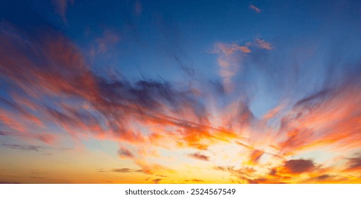 Latar belakang langit dan awan oren dan merah jambu. Latar belakang konsep langit berwarna-warni. Matahari terbenam yang indah dengan langit dan awan senja, Awan dan langit yang berwarna-warni, Senja, Awan Langit Matahari Terbenam di Petang dengan Orang yang berwarna-warni