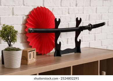 Katana s ventilátorem na polici v místnosti vyzdobené pro oslavu japonského nového roku