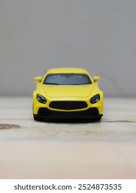zabawka dla dzieci żółty samochód sportowy bentley