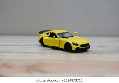 zabawka dla dzieci żółty samochód sportowy bentley