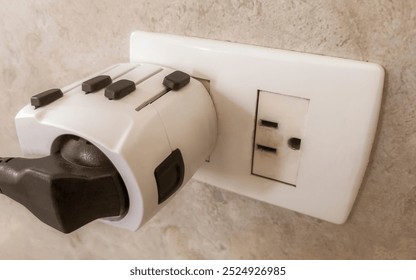 Presa elettrica da viaggio europea in tutto il mondo a Playa del Carmen Quintana Roo Messico.