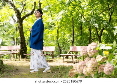 Donna giapponese di mezza età in kimono all'aperto