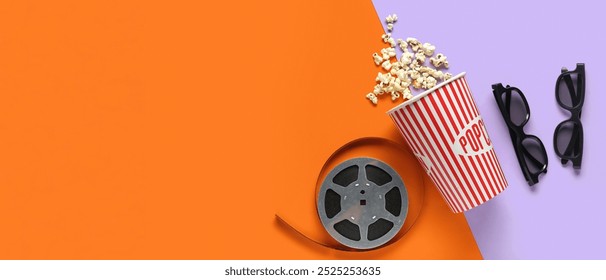 Balde de pipoca saborosa, rolo de filme e óculos 3D em fundo colorido com espaço para texto. Filme de Halloween