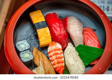 Comida de sushi en Dotonbori, Osaka.